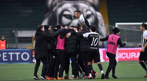 Η ΜΠΟΜΠΑ ΤΗΣ ΔΕΥΤΕΡΑΣ